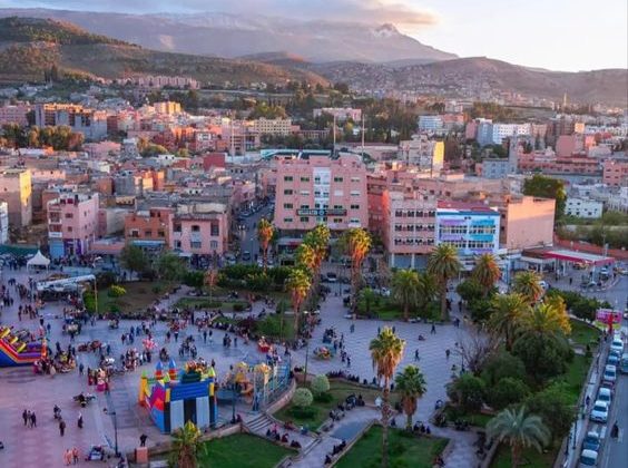 للايجار في مراكش المغرب شقة 6 غرف وصالون 