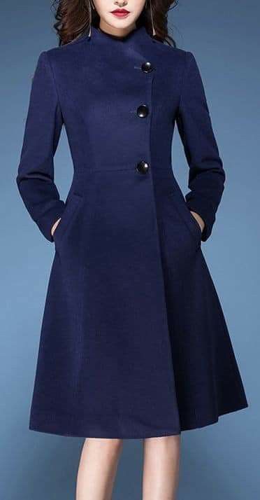 معطف طويل من الصوف لونه ازرق